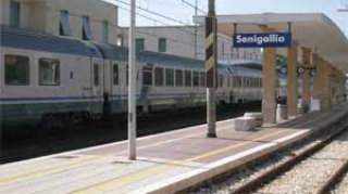 Investimento mortale sui binari a Senigallia, treni bloccati